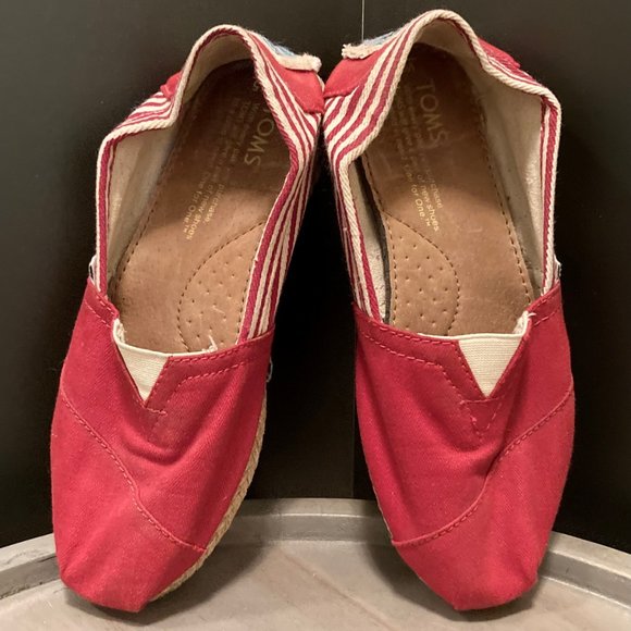 TOMS SHOES SIZE 5 US VERY GOOD CONDITION - Picture 2 of 3